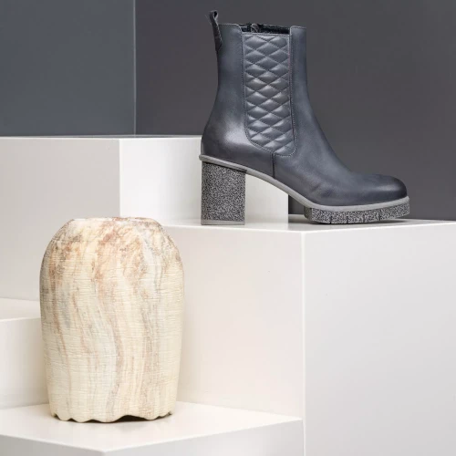 چرم طبیعی یا مصنوعی؛ کدام بهتر است؟ راهنمای خرید از برتونیکس